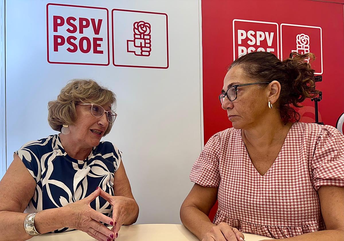 La portavoz del PSOE, Ana Barceló, y la portavoz adjunta, Trini Amorós.
