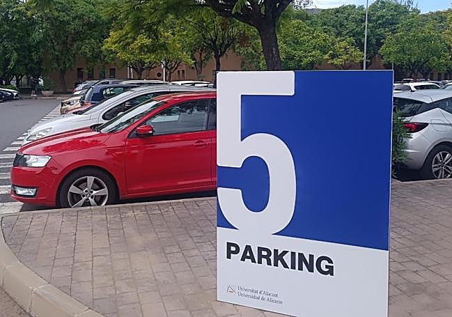 Aparcamiento en la Universidad de Alicante.