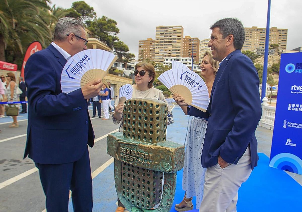 El presidente de la Generalitat, Carlos Mazón, y el de la Diputación y alcalde de Benidorm, Toni Pérez, en la presentación del Benidorm Fest 2025.