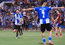 Jugadores y afición del Rico Pérez celebran un gol del cuadro blanquiazul.