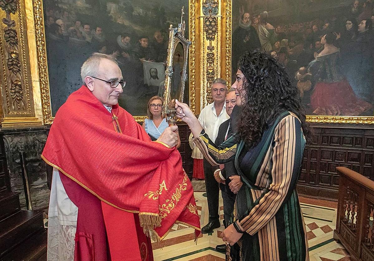 Cutanda, con el capellán y la Santa Faz.