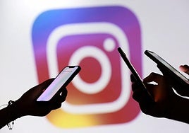 Jóvenes hacen uso de la red social Instagram.