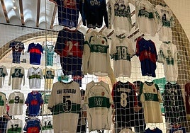Más de cien camisetas del Elche CF, desde los años 60 hasta hoy, se exhiben en la Lonja Medieval en una muestra que recorre la historia y la pasión franjiverde.