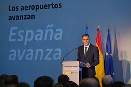 Pedro Sánchez durante el anuncio en el aeropuerto de Alicante-Elche.