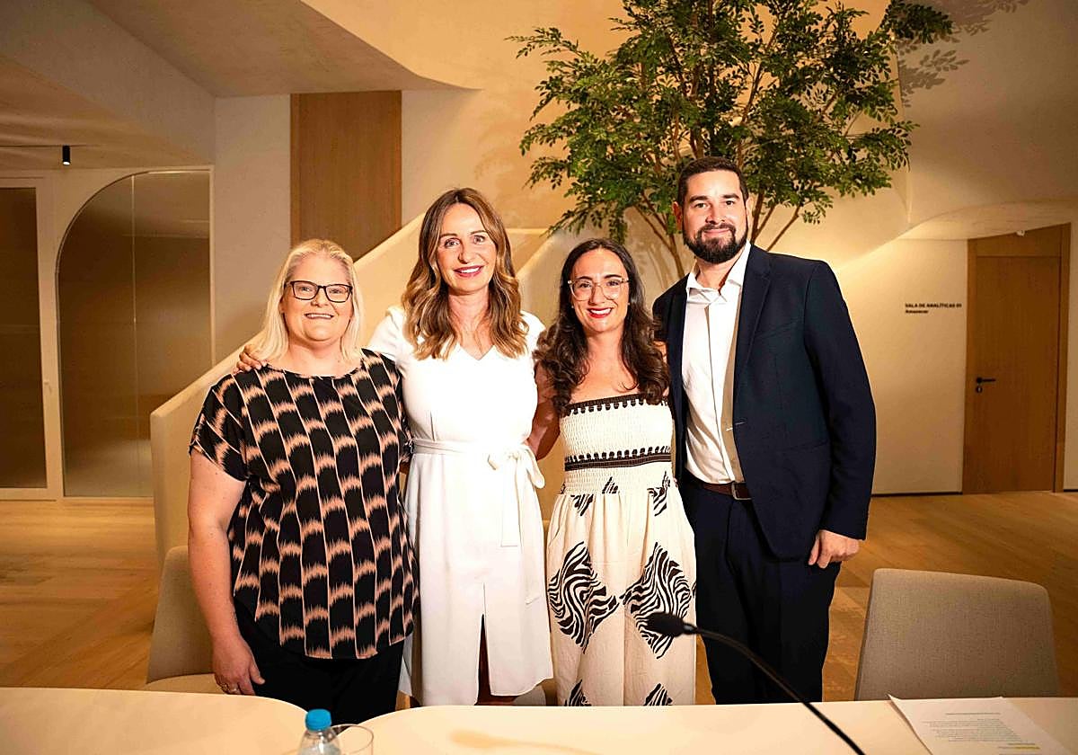 La CEO, la madrina y los doctores de la empresa posan tras la rueda de prensa.