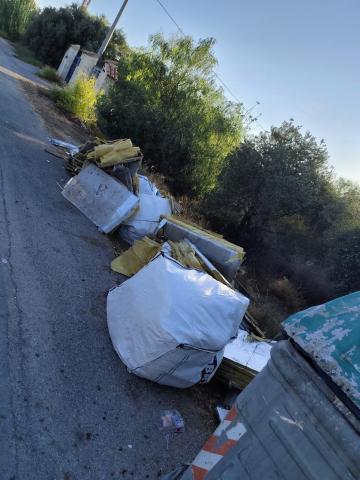 Vertido ilegal de residuos contaminantes en El Campello.