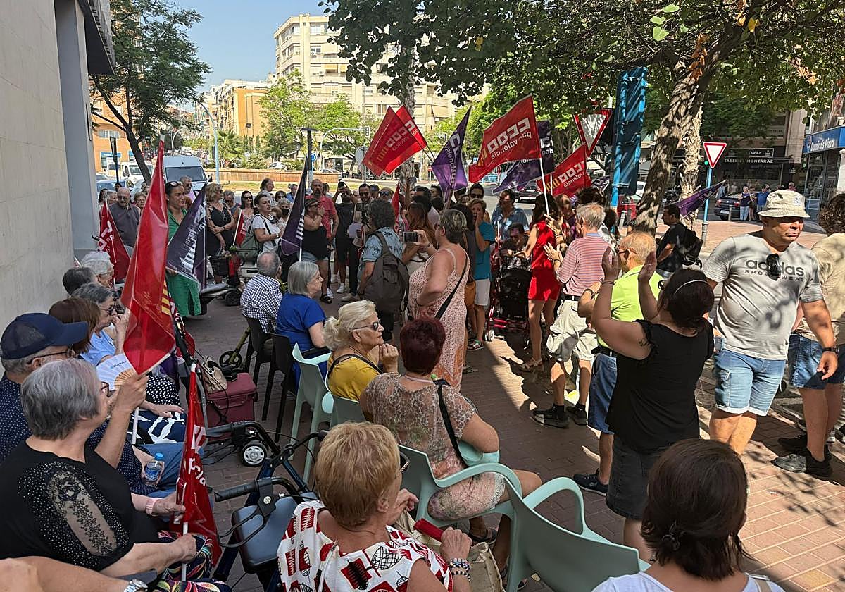 Concentración contra el cierre del Centro de Día en Plaza América.