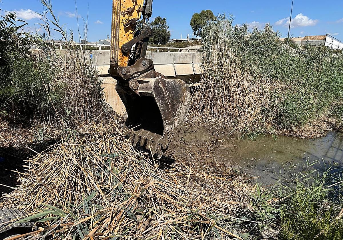 Imagen principal - Alicante elimina el riesgo de avenidas y abre vías de evacuación de aguas ante lluvias fuertes