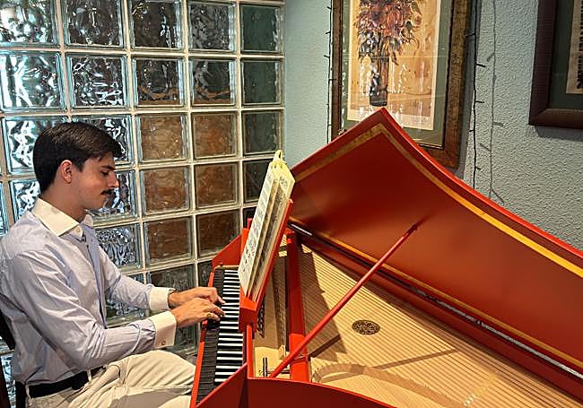 El compositor alicantino Mario Nicolás Quinto Mora en el clavecín.