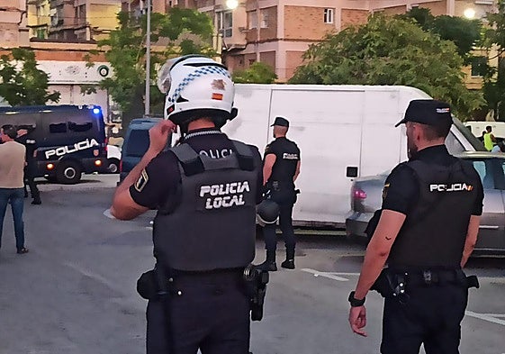 Pareja de Policía Local y Nacional, durante el dispositivo conjunto en la Zona Norte.