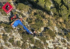 Los efectivos durante el rescate del deportista.