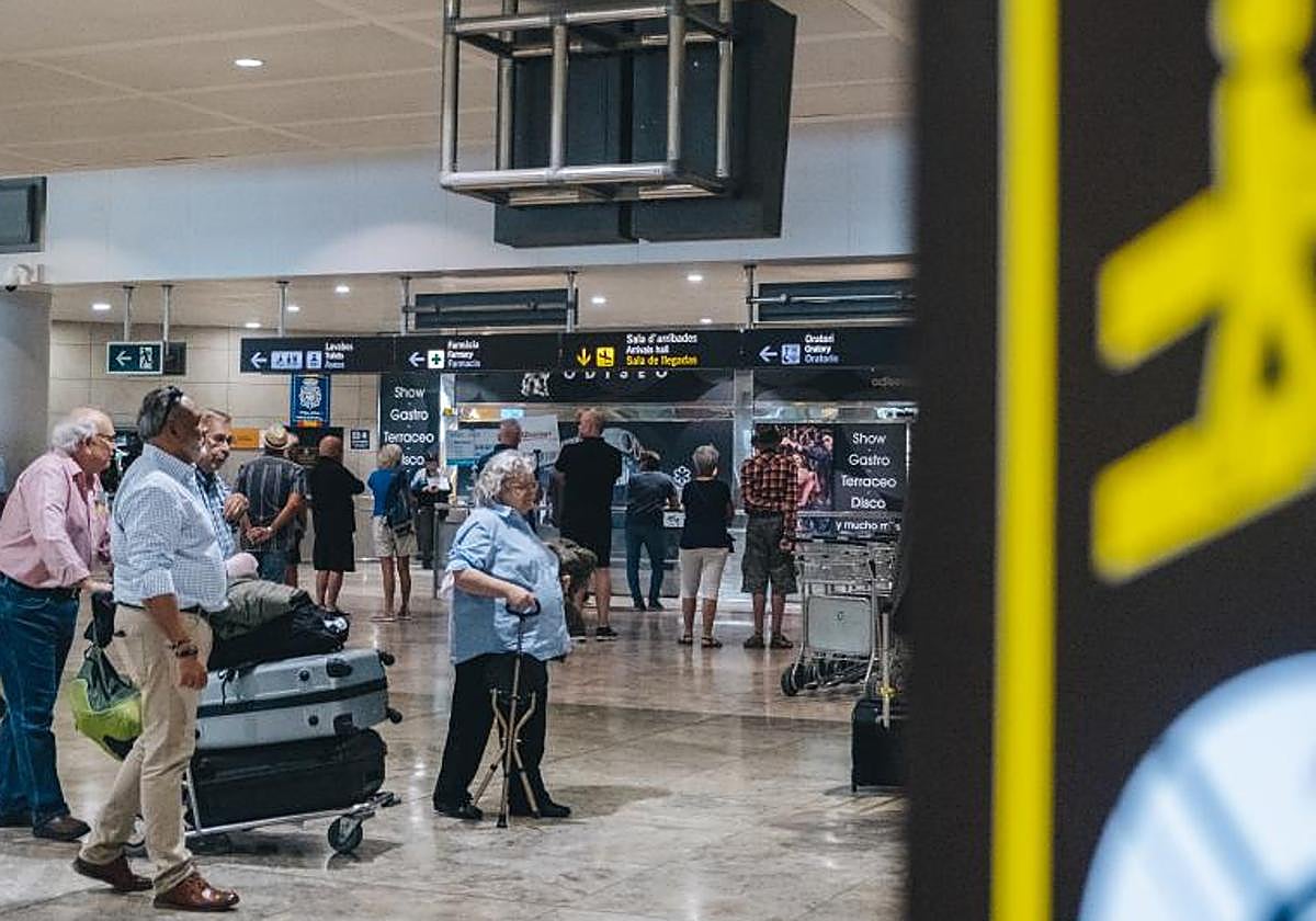 Pasajeros en el aeropuerto Alicante-Elche Miguel Hernández.