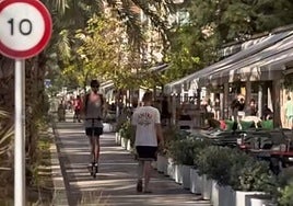 Un patinete eléctrico circula por el carril bici de la Explanada.