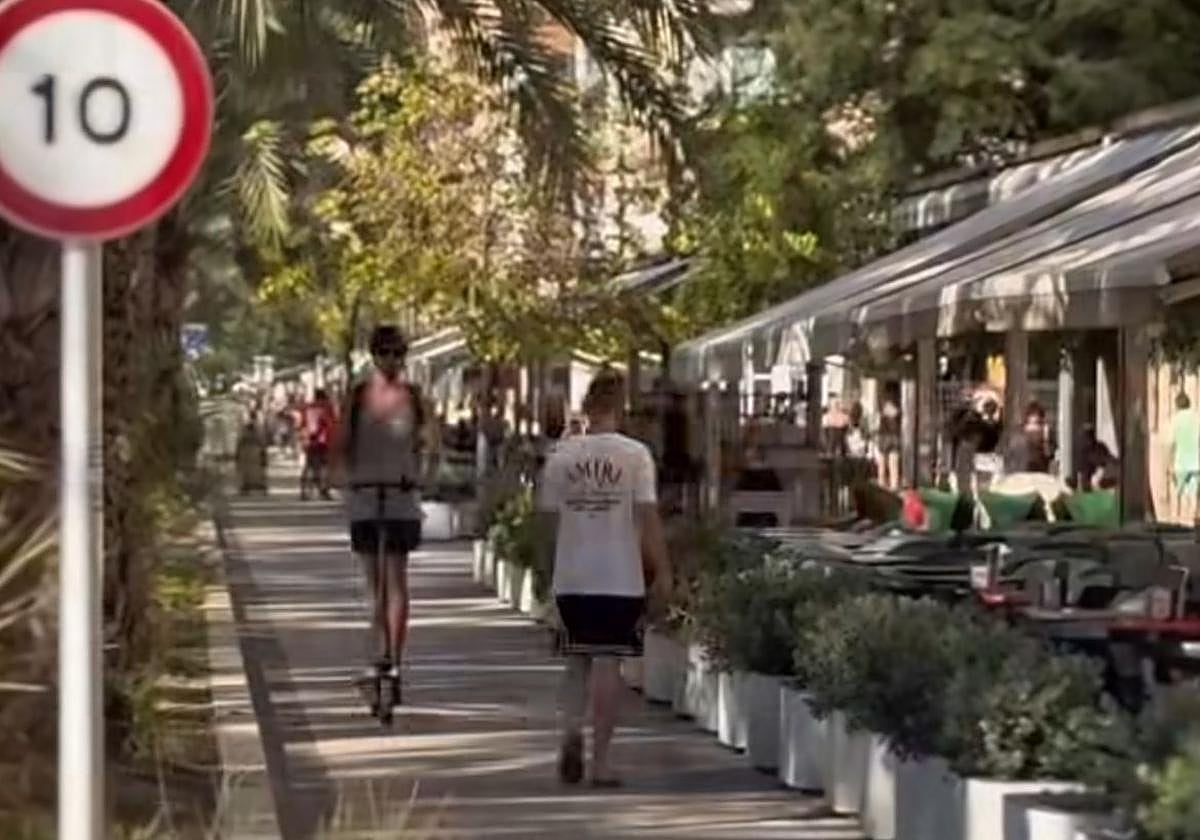 Un patinete y un peatón comparten el carril bici de la Explanada.