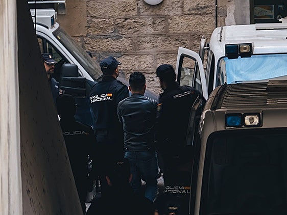 La Policía Nacional escolta a un detenido en los juzgados de Alicante.