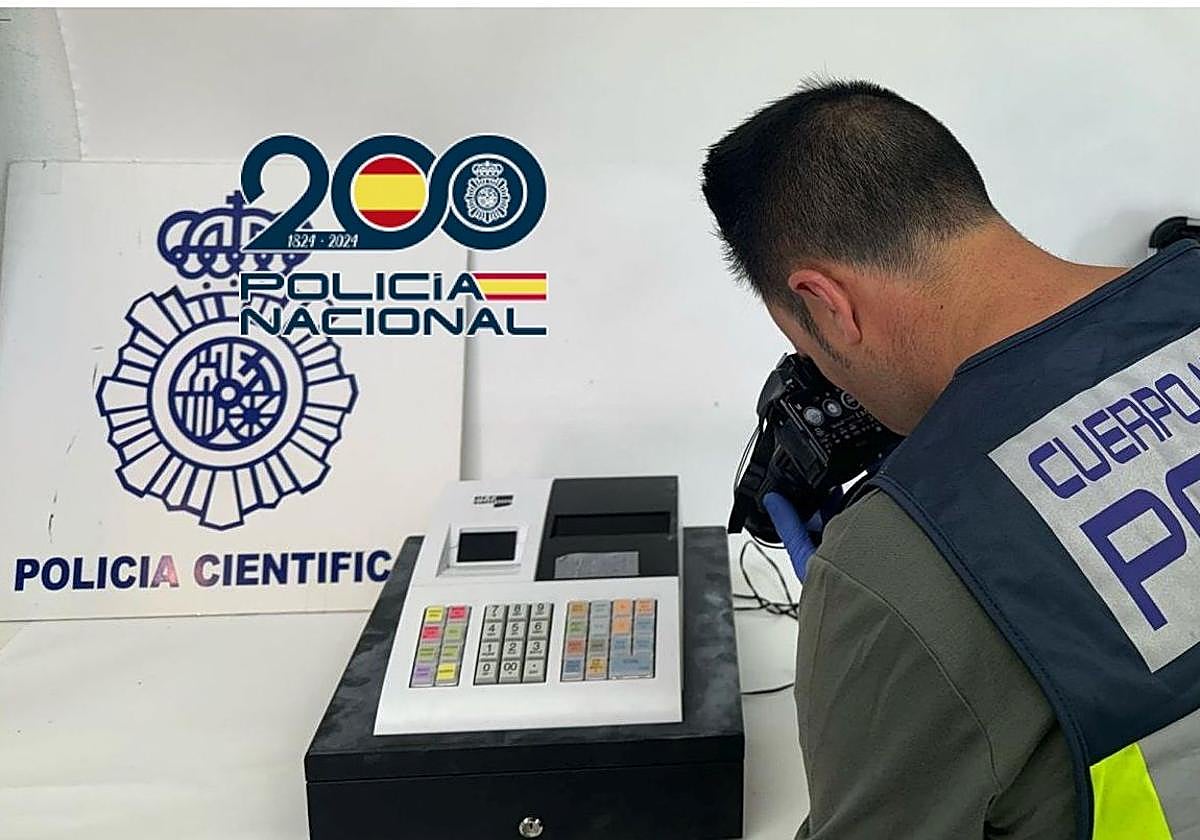 Agentes durante una inspección ocular en uno de los locales donde se produjeron los robos.