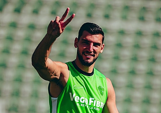 Rafa Mir sonríe durante un entrenamiento del Elche.
