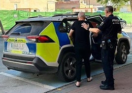 Los agentes acompañan al mayor al domicilio de los familiares.