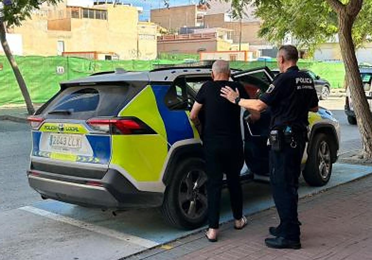 Los agentes acompañan al mayor al domicilio de los familiares.