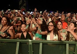 El público disfruta en las primeras filas durante uno de los conciertos de I Love Reggaeton el pasado año en Murcia.