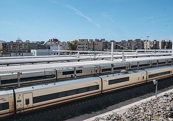 Trenes en la estación ferroviria de Alicante.