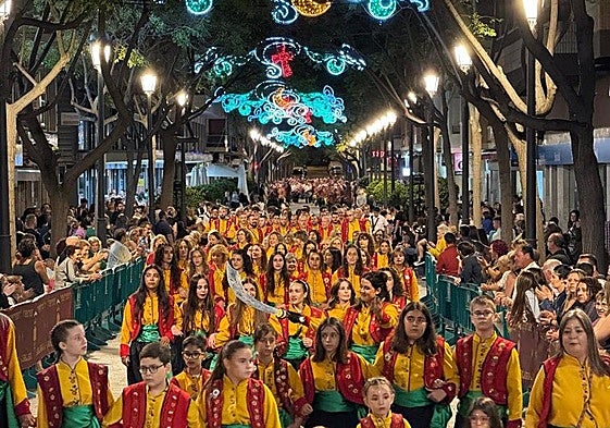 San Vicente cierra con el Mig Any la celebración del 50 aniversario de sus Fiestas de Moros y Cristianos