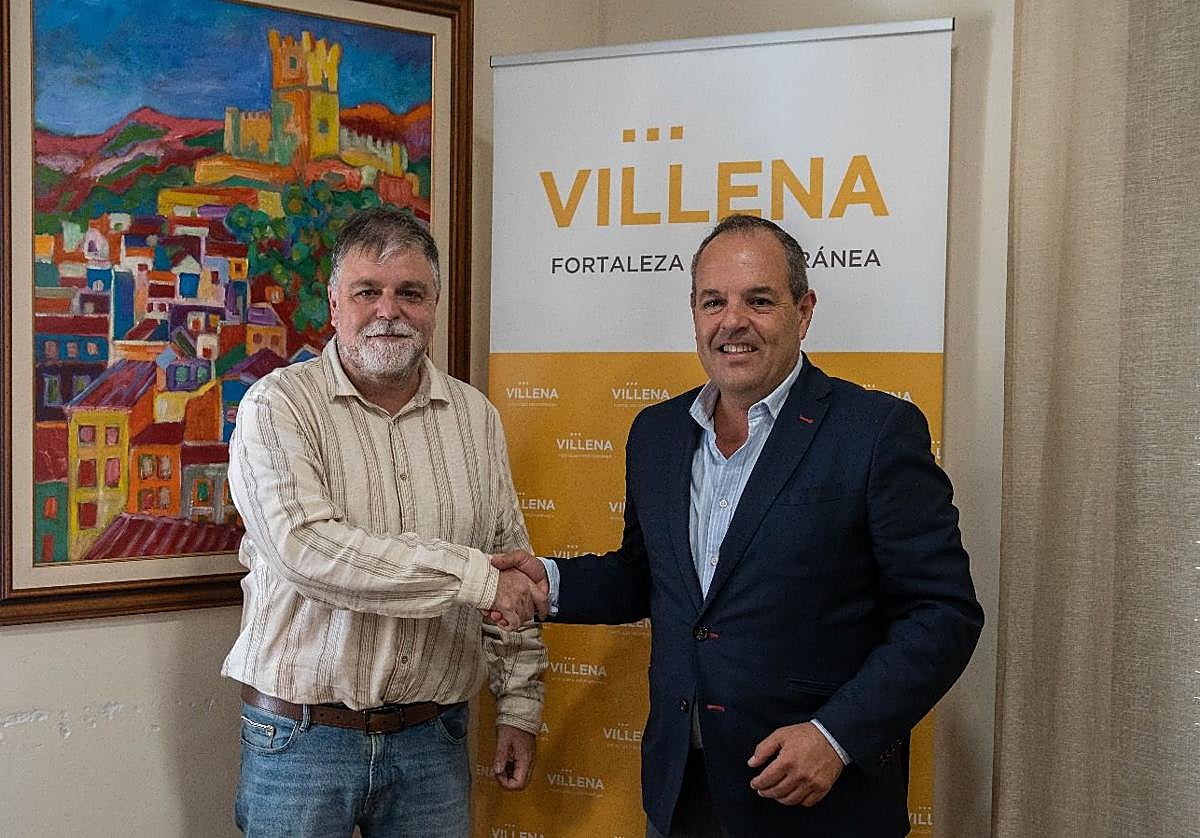 El alcalde de Villena y el presidente de la Cámara de Comercio tras firmar el acuerdo.