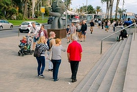 Ciudadanos pasean por Alicante.