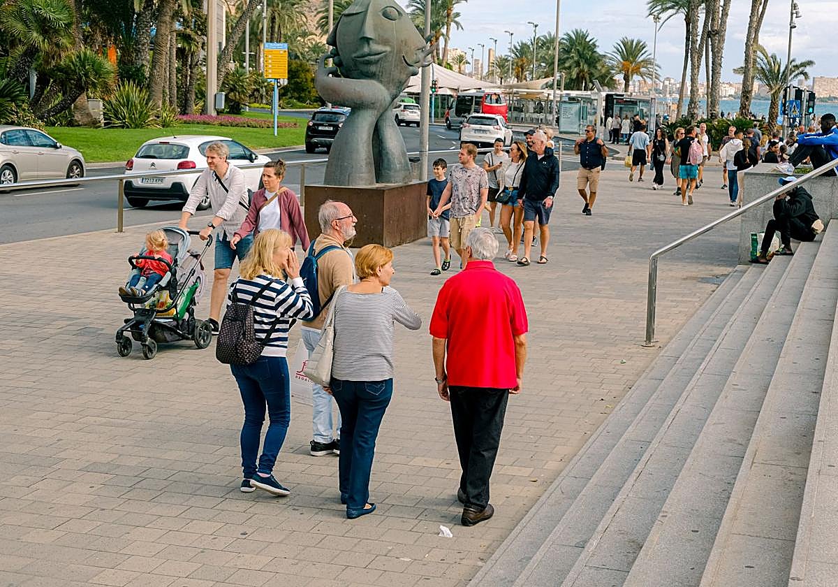 Ciudadanos pasean por Alicante.