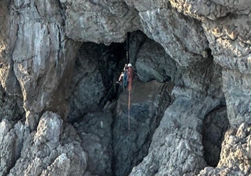 Los momentos de miedo vividos por un escalador rescatado en Calp: se queda colgando de un acantilado tras enredarse las cuerdas