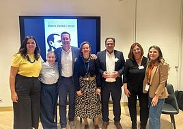 Alfaro y Pajín, en el centro, junto al resto de la delegación socialista.