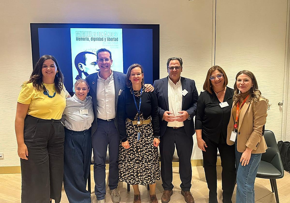 Alfaro y Pajín, en el centro, junto al resto de la delegación socialista.