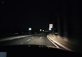 Tramo de carretera que se encuentra a oscuras desde hace dos semanas.