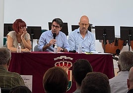 El alcalde de San Vicente, Pachi Pascual, presenta la urbanización a los vecinos.