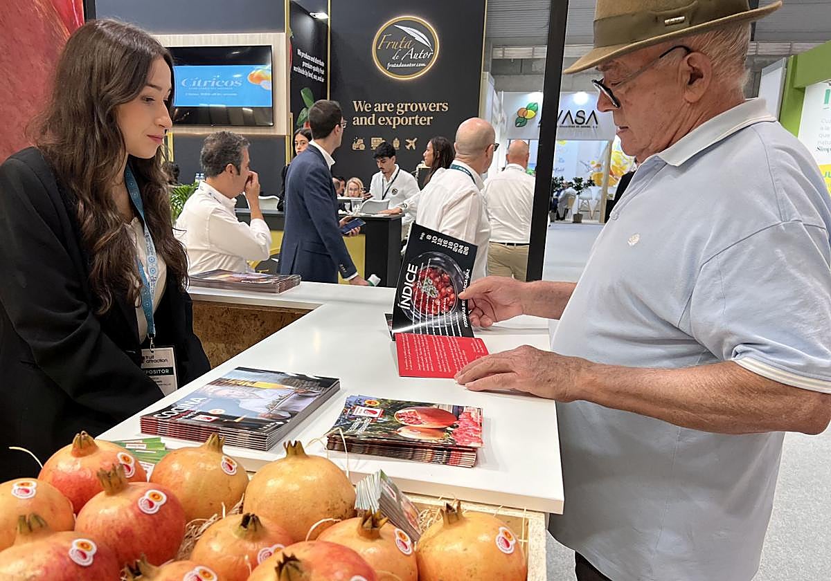 Acciones informativas en el puesto de granadas ilicitanas en la feria de 2024.