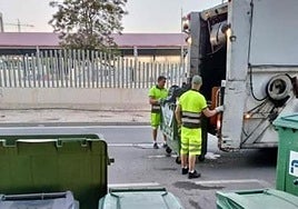 Operarios de limpieza realizan su trabajo en El Campello.