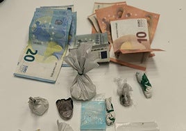 Las drogas y el dinero incautados por los agentes.