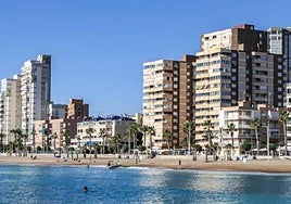 El Pleno de El Campello respalda ampliar la suspensión de licencias para viviendas turísticas.