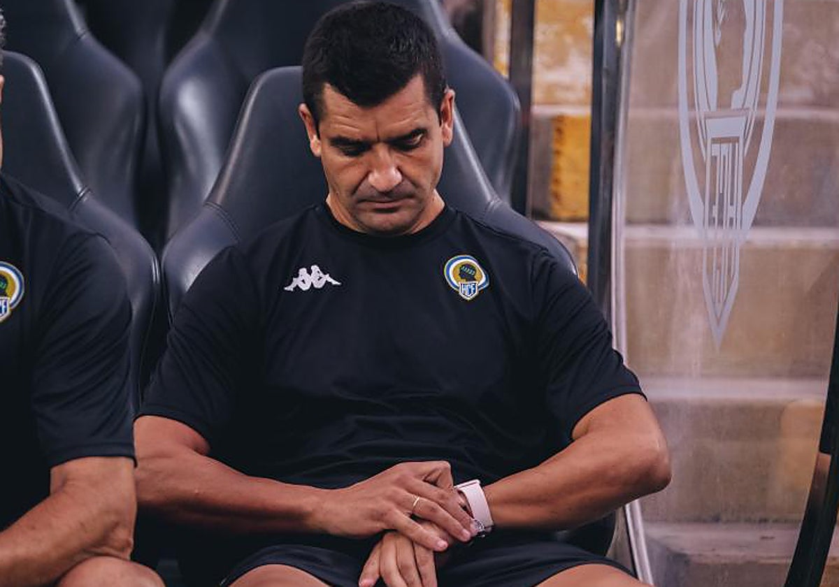 Rubén Torrecilla mira su reloj en el banquillo del Rico Pérez.
