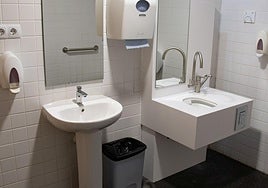 El Hospital de Dénia habilita un aseo adaptado que mejora la autonomía de pacientes ostomizados.