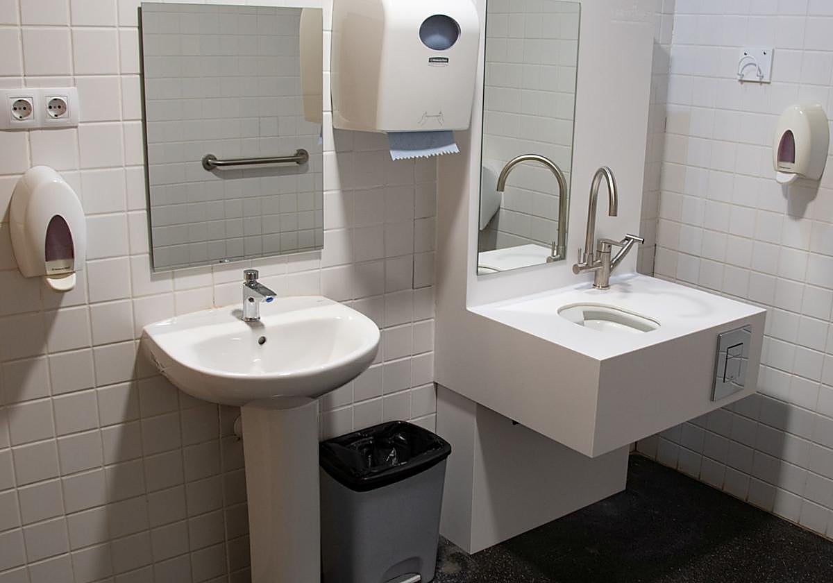 El Hospital de Dénia habilita un aseo adaptado que mejora la autonomía de pacientes ostomizados.