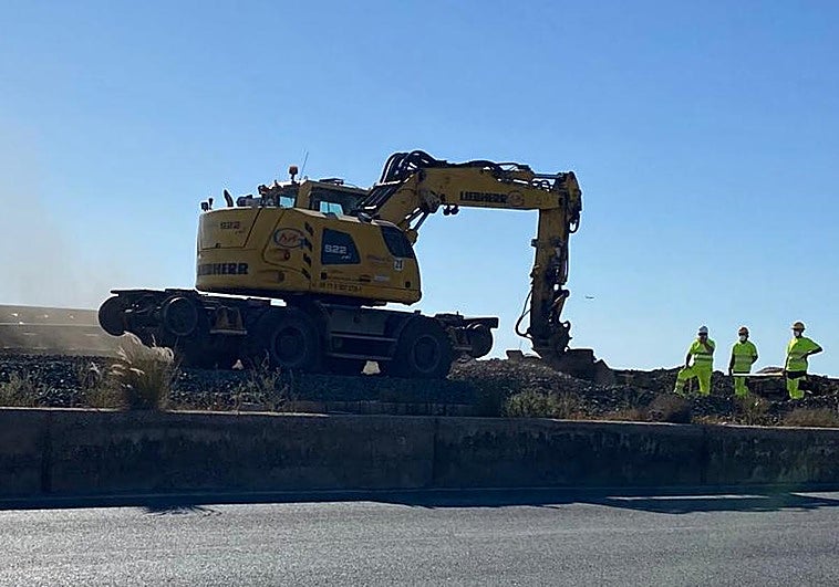 Máquinas y operarios trabajan este sábado en las vías.