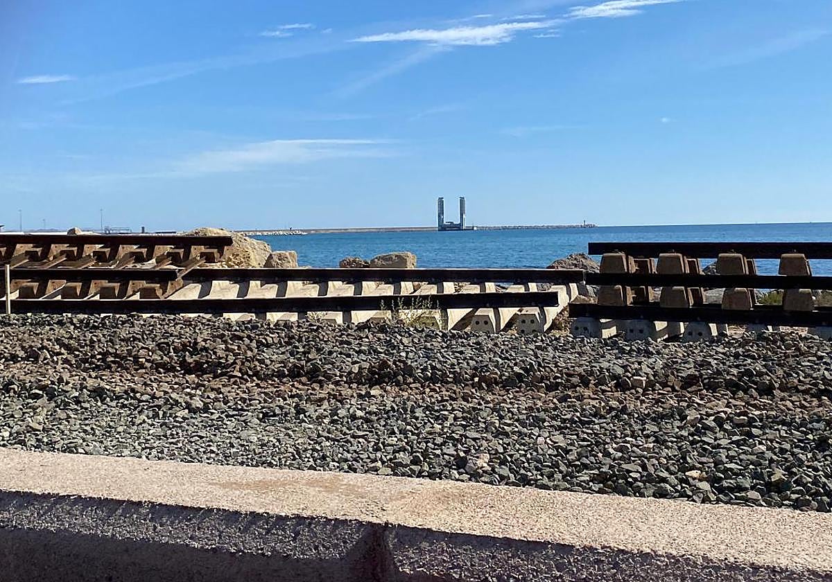 Vías levantadas en el litoral sur de Alicante.