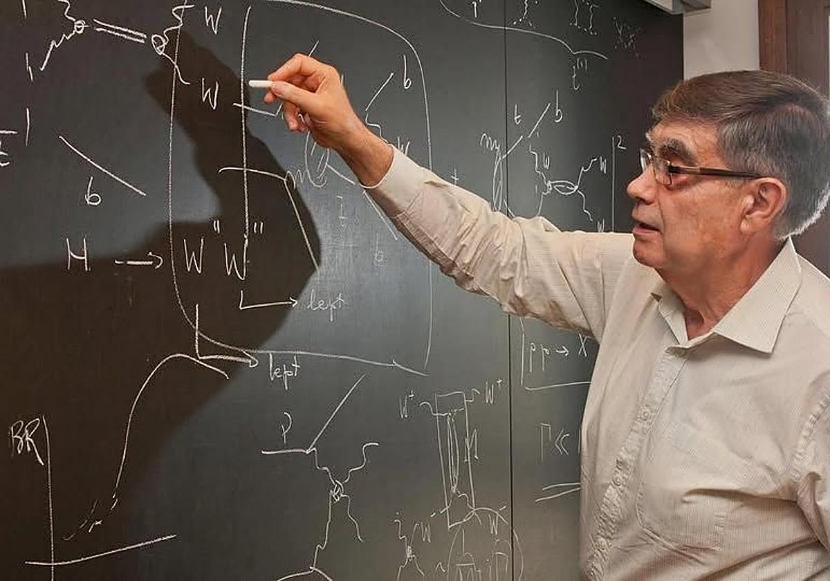 El físico, José Berbabéu, imparte una clase.