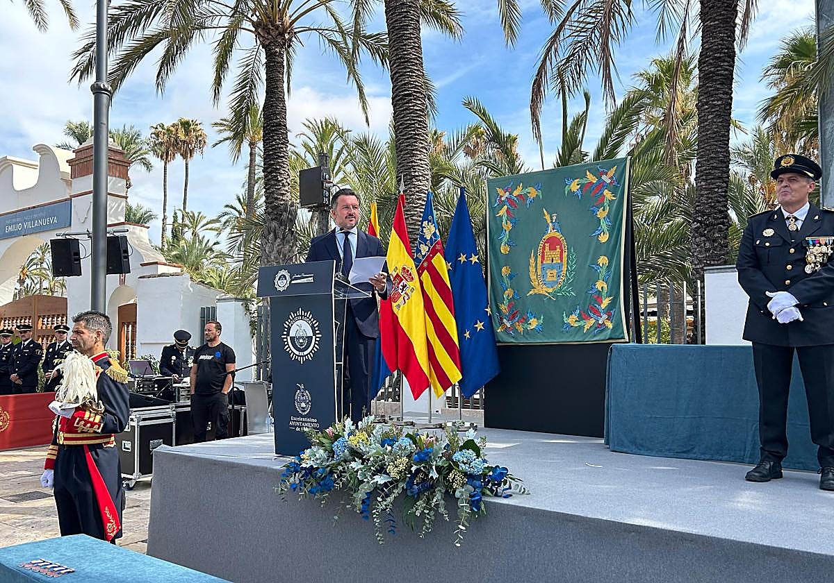 El alcalde de Elche anuncia la ampliación de plantilla y espacios para la Policía Local durante el acto del patrón del cuerpo.