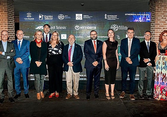 Fotografía de los galardonados en la edición anterior, junto a la decana del CITTCV, Susana Bañuelos (la quinta por la izquierda).