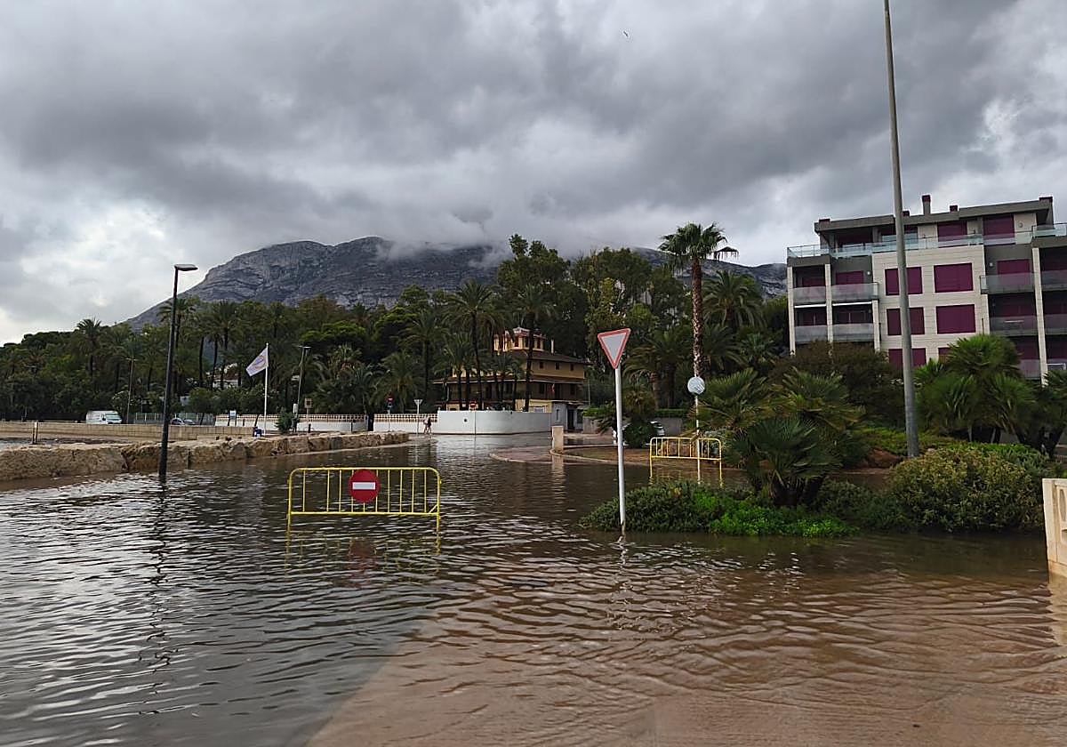 Carretera inundada en Dénia.