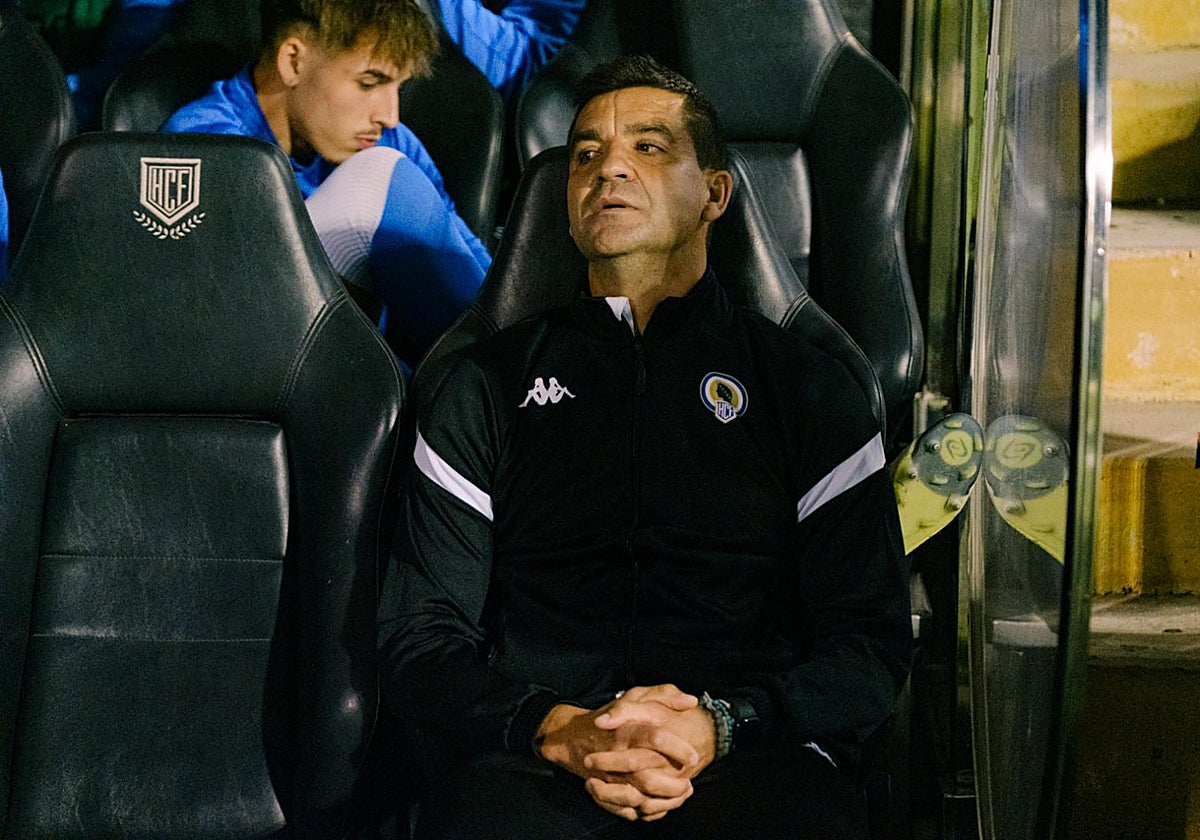 Rubén Torrecilla, en el banquillo del Rico Pérez.