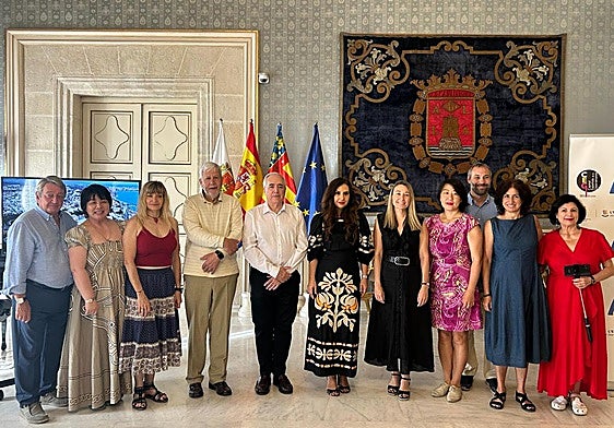 La concejales de Turismo y Comercio, Ana Poquet y Lidia López, con los corresponsales extranjeros en el Salón Azul.