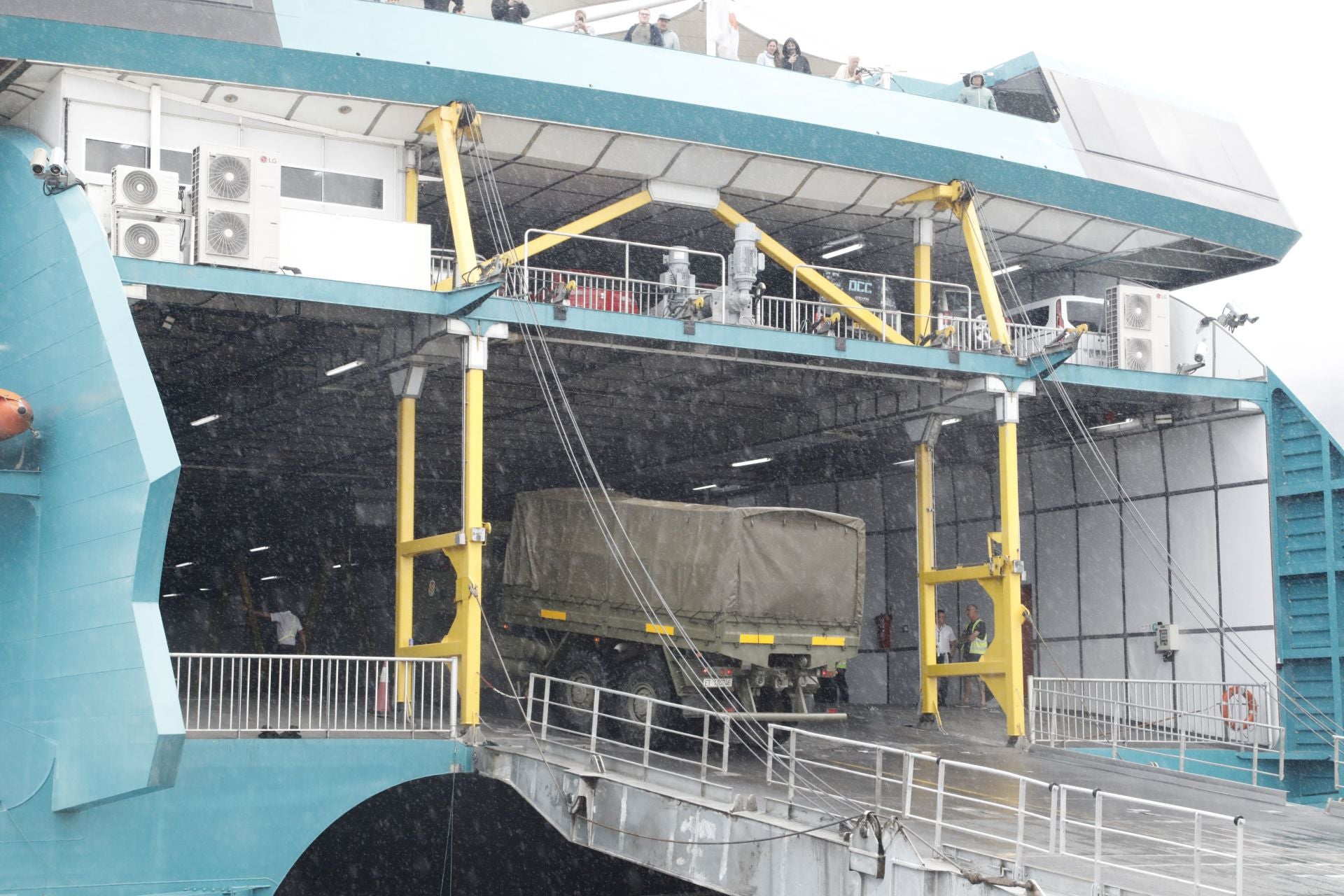 La UME embarca en el norte de Alicante rumbo a Ibiza para afrontar las graves inundaciones